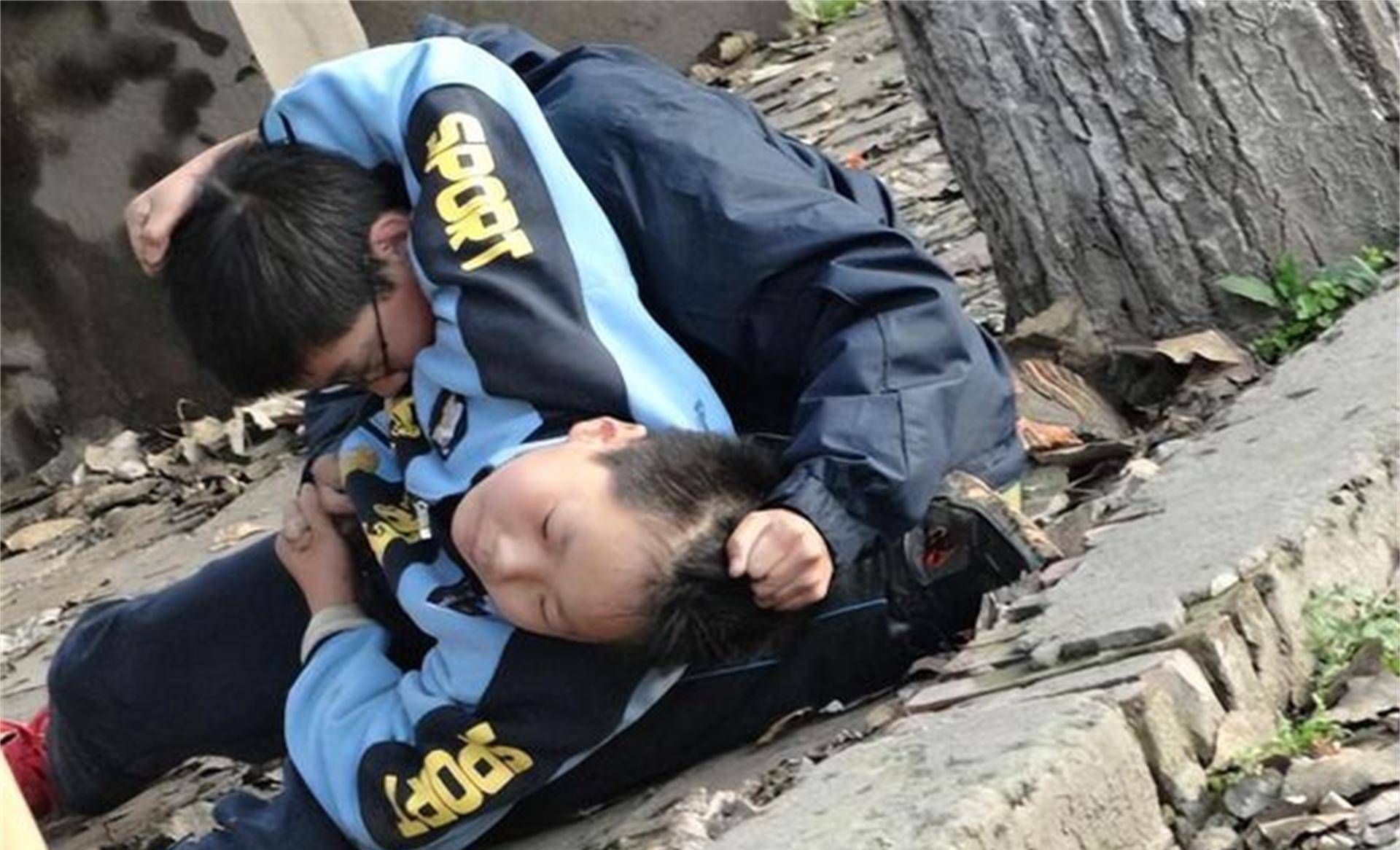 黄伟比杨军小6岁,两家祖上联过姻,按辈分来说,黄伟要叫杨军一声"表叔"