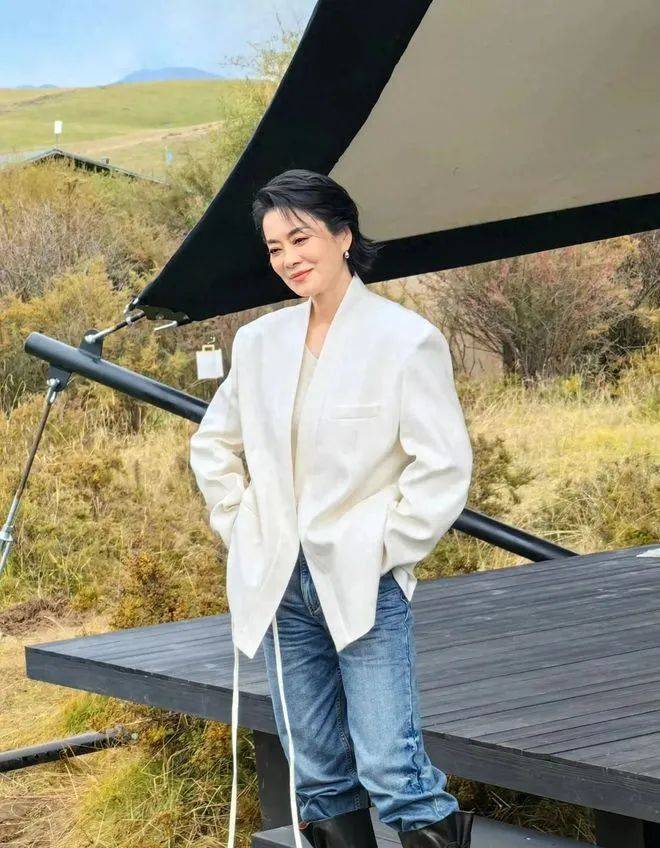 原创60岁毛阿敏带火一种新穿法上半身开会下半身时尚优雅又时髦