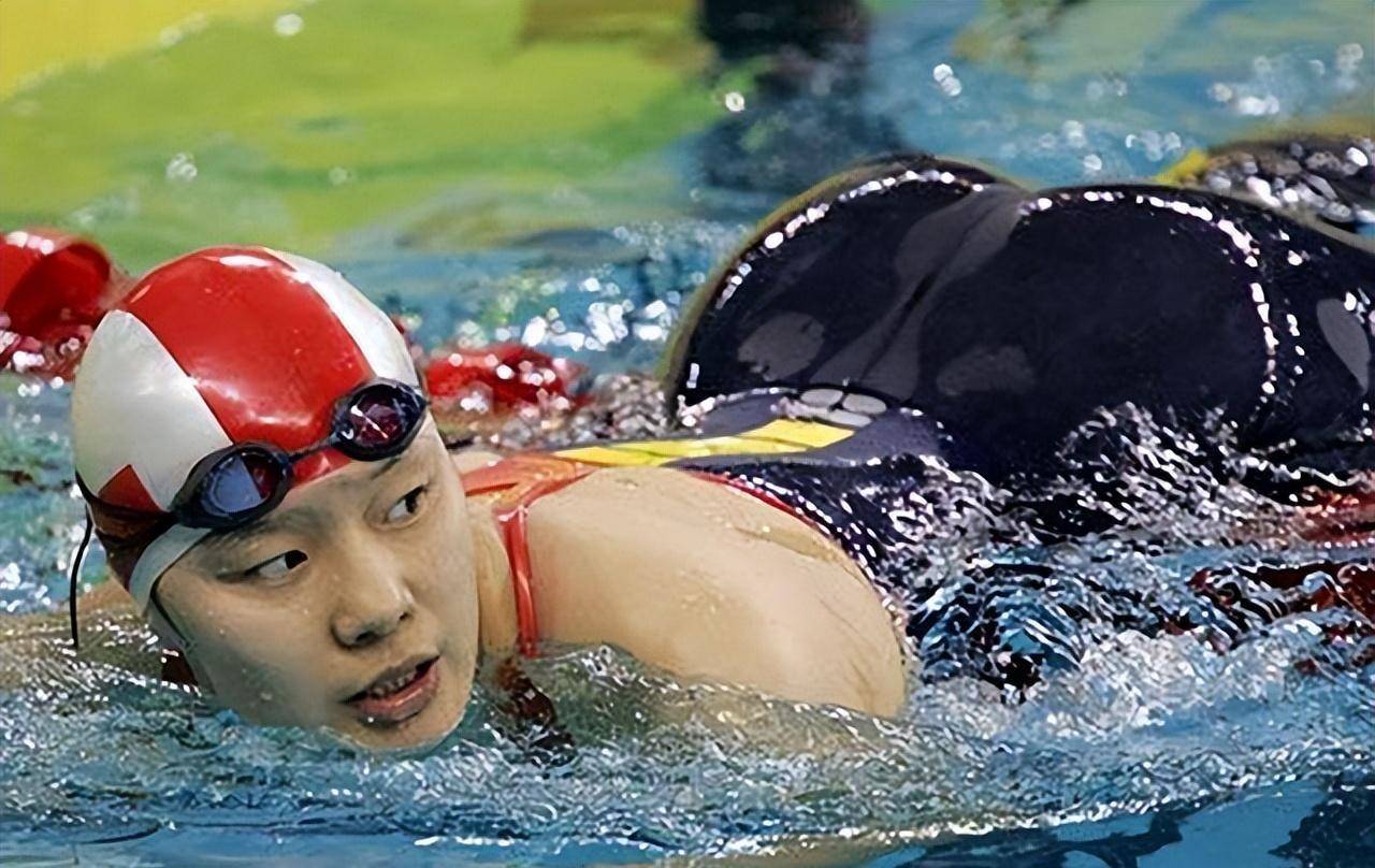 让人不由想起了在2018年,世界杯小组赛伊朗对阵葡萄牙,央视解说员刘嘉