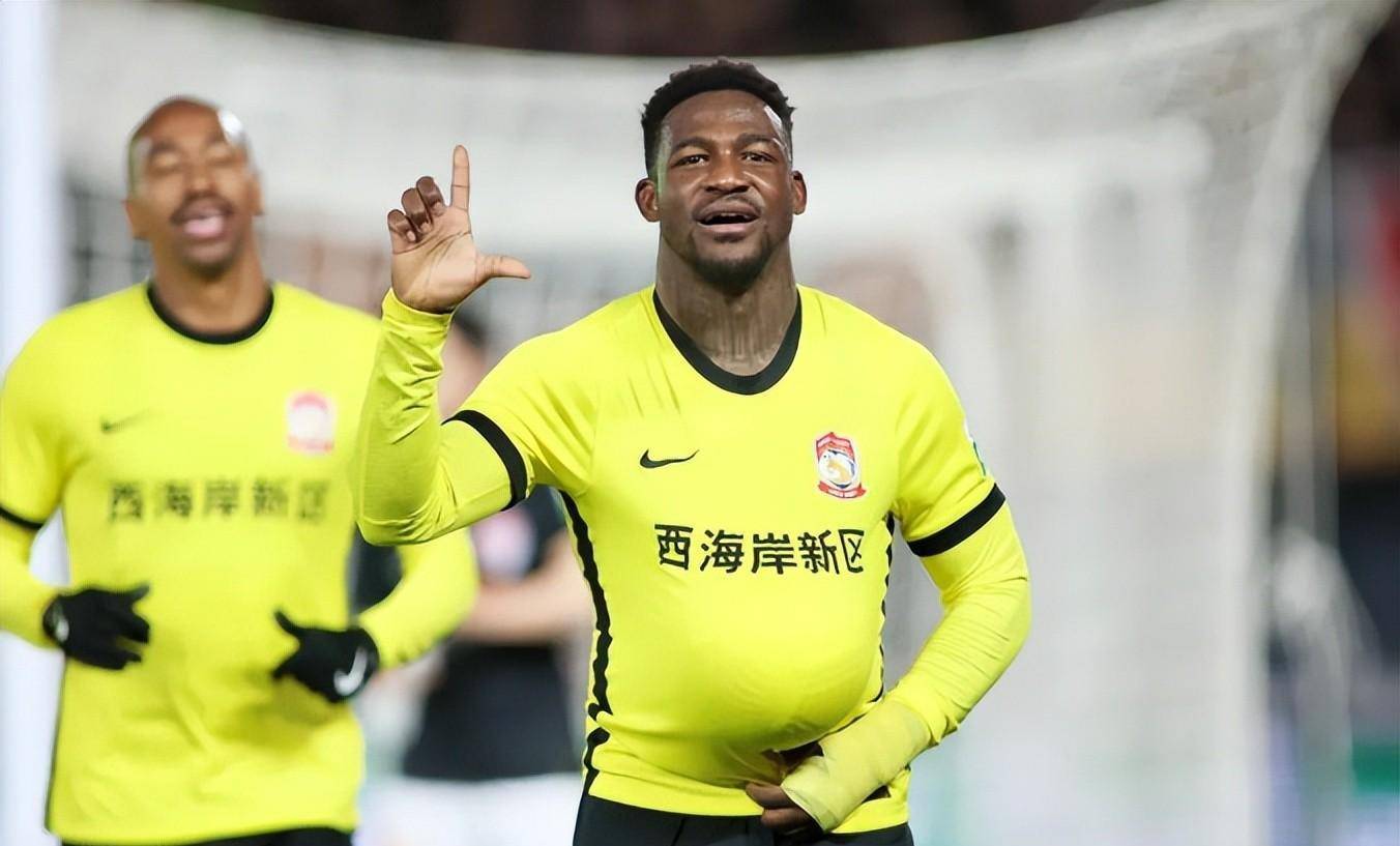 原创青岛德比乔伟光徐尙赛前相谈甚欢球员拉横幅球迷为一座城