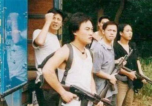 据说,他非常享受血溅当场的感觉,成为当时最剽悍的人物之一.