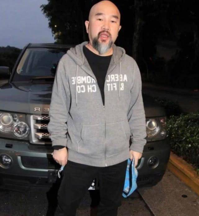 原创刘真丈夫久违露面一脸憔悴公开妻子消息眼眶含泪惹人怜