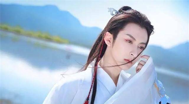 原创书生男扮女装回家富家子想调戏她不成想却被他哄走了他妹妹