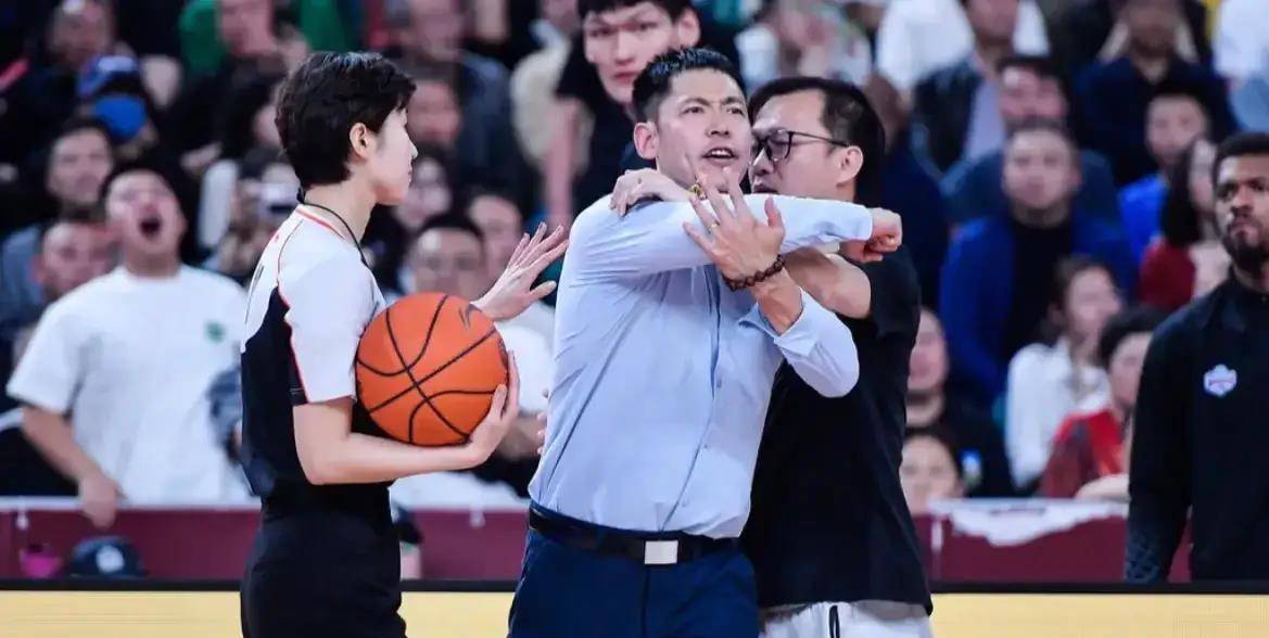 原创无缘续长约周鹏或拒绝续约名记举报威姆斯张庆鹏将被重罚