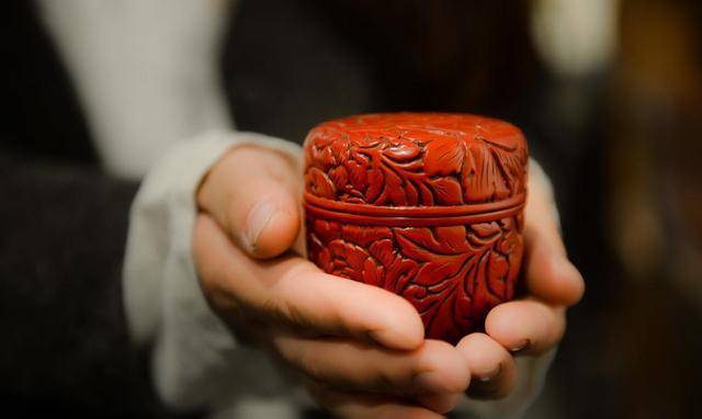 从无色至彩色,从薄至厚,从简单的涂色到各种雕镂镶嵌工艺.