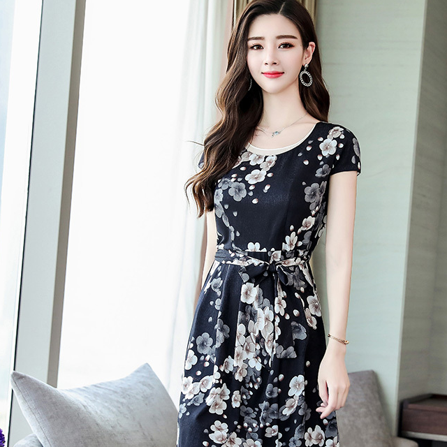 原创裙子过膝才好看今夏主流的真丝连衣裙舒适透气显气质还不贵