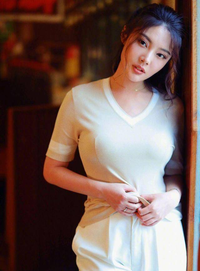 徐冬冬写真惊艳亮相,完美身材与演技并存,粉丝倾倒,魅力何在?_时尚_观