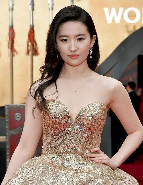 原创刘亦菲男粉抢着和她合照大家却被后面的保安所吸引原谅我犯花痴了