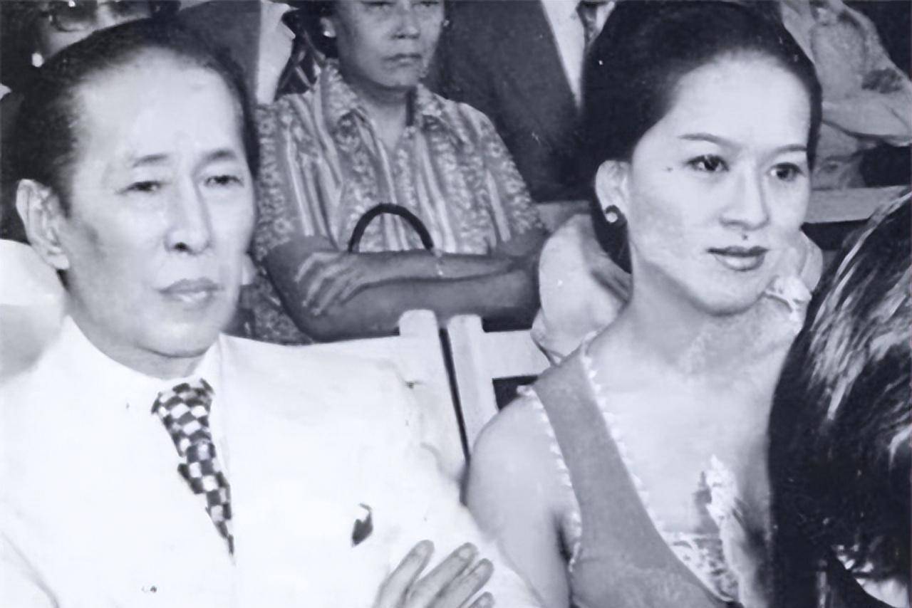 由于赛珍珠不愿放弃婚姻,所以洪金梅只好一边遥遥无期地陷入等待之中