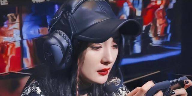 原创被演艺耽误的电竞女神杨幂4年吸金192亿王者等级被玩家质疑