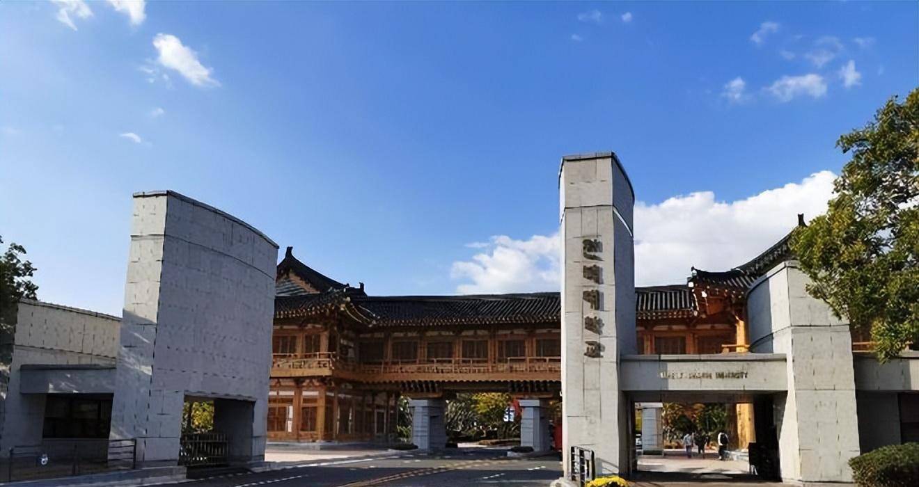 全北大学一群学生不明所以地跟风往外走,焚烧炉那边已经被韩国警方围