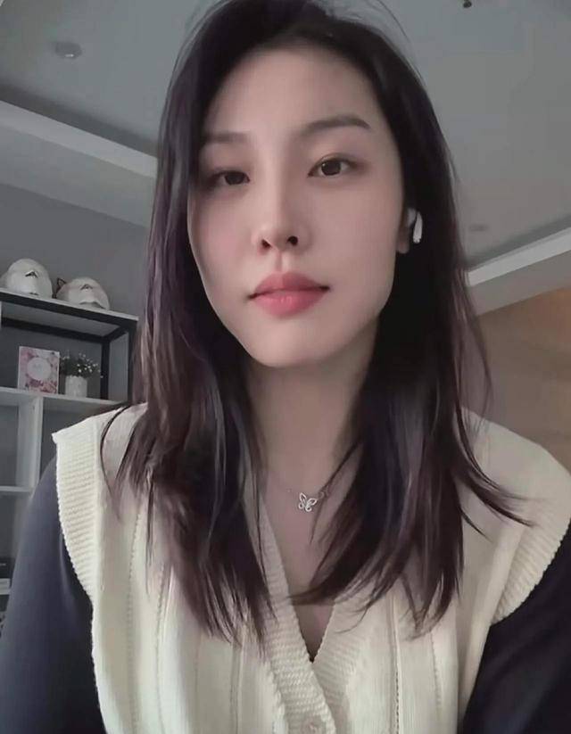 生于1999年的张茹目前效力于wcba内蒙古女篮,身高1米86,担任小前锋.