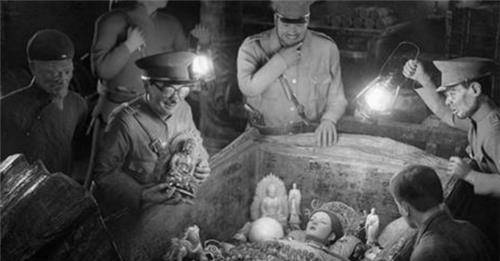 而另外一处队伍,瞄准了裕陵,这里长眠着的,正是清代最著名的乾隆皇帝