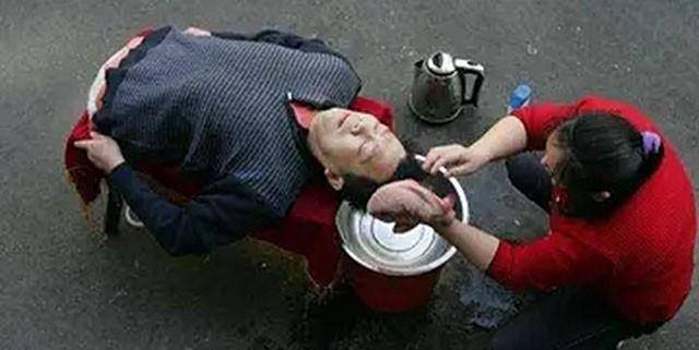 原创彭水林因车祸被削为78厘米妻子不离不弃今小孙女在手