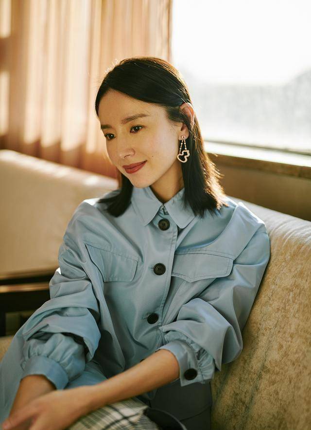 原创被董洁美到一袭彩色挂脖流苏裙秀直角肩蝴蝶背知性优雅又大气