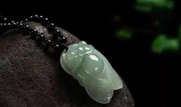 原创美女拿戴了10年的玉蝉让专家鉴定专家看后你胆子真大