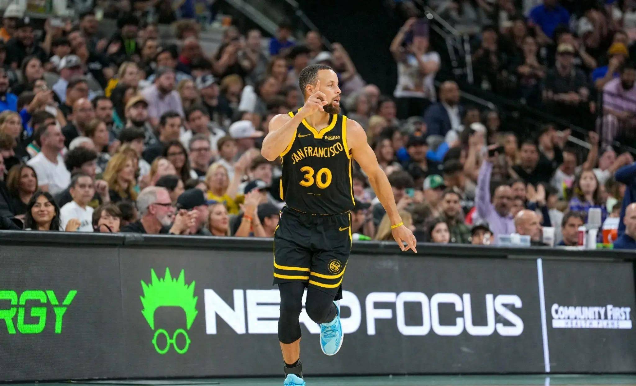 原创库里创本赛季三分记录板上钉钉奈何第一实在太遥远