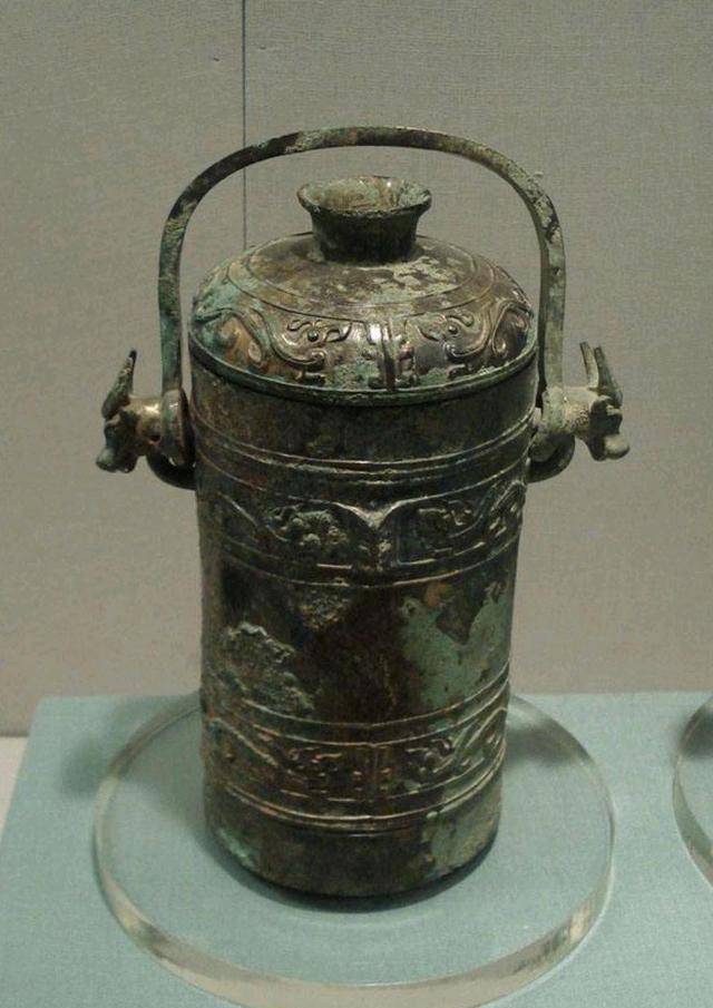 经过鉴定,专家们发现这是一件来自3000多年前的青铜器.