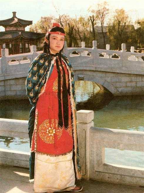 指长大成人,千年松根茯苓丹,有千年守护之意,到后来的死人头面上的