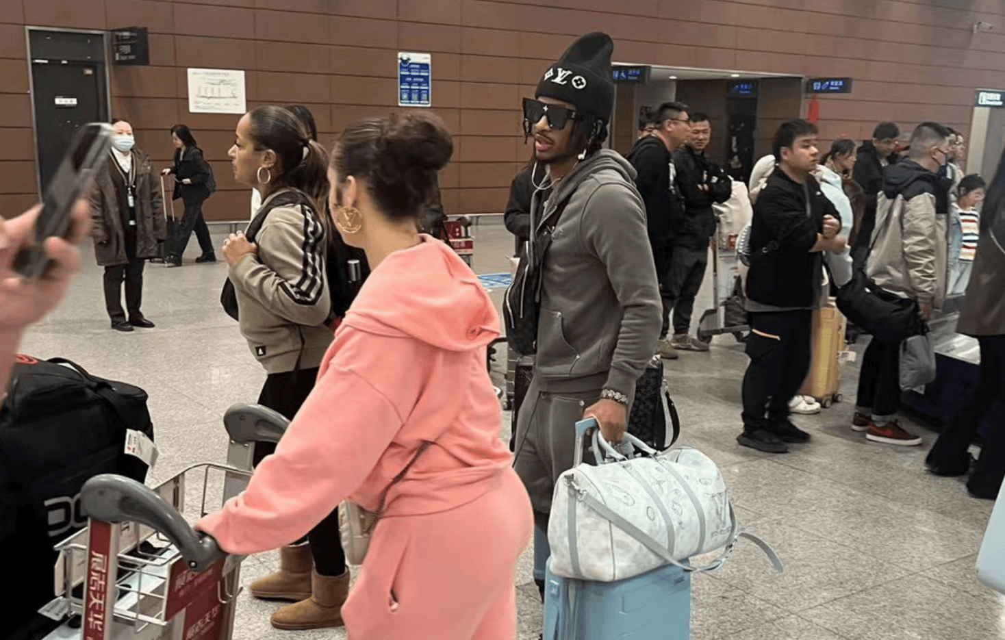 库珀正式落地沈阳众辽宁球迷接机本人暖心合影颜值被大赞