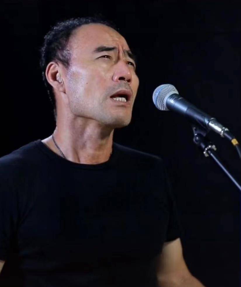 原创旭日阳刚王旭住工地板房穿脏上衣伸手赶苍蝇通铺简陋陈设简单