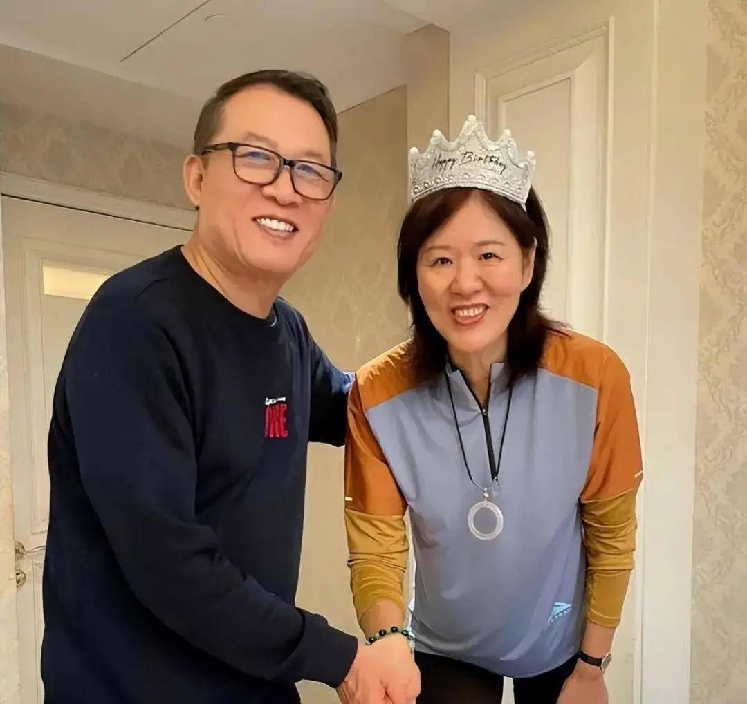 郎平美颜后认不出,穿橘色衣服染红发追赶潮流,但生图断崖式衰老跟精修