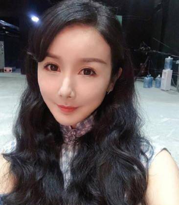 曾出演《李卫当官》,片场被踢出娱乐圈,幸福嫁给高管老公_孙菲菲_古装