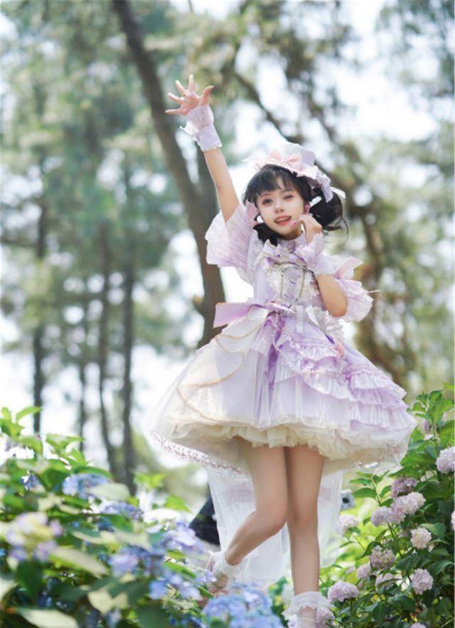 比较常见的打歌服lo裙大概分为3种:一:公主风公主风的打歌服特点非常