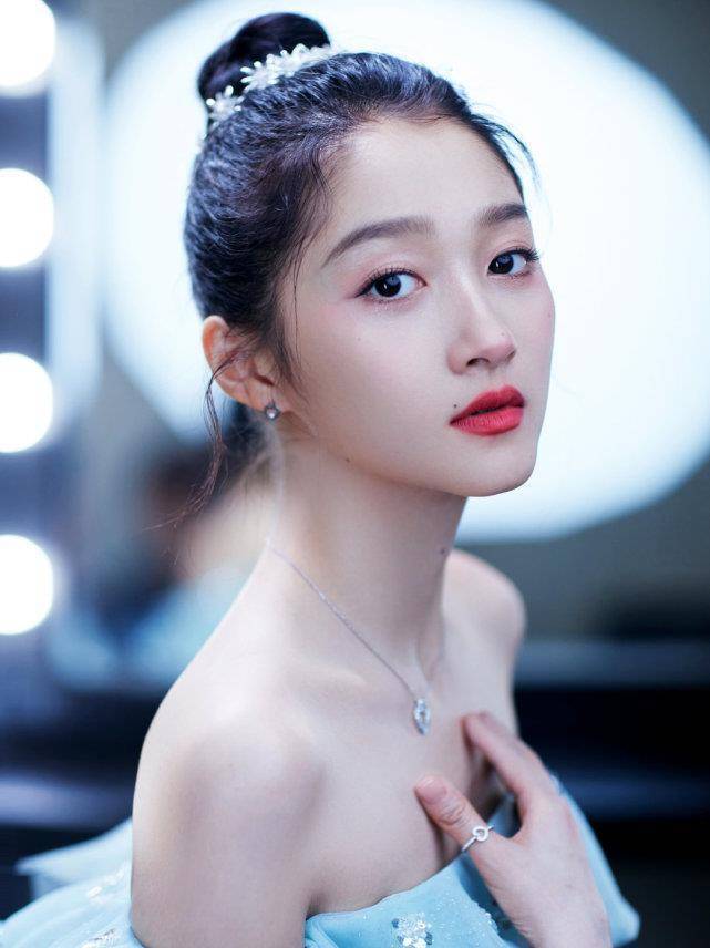原创北京舞台女艺人同台比美迪丽热巴美若天仙艳压群芳我却被李沁吸引