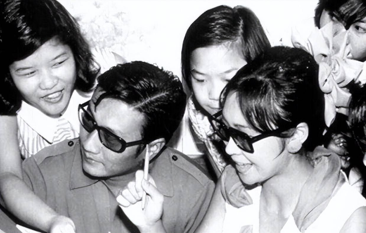 原创萧芳芳2岁患耳疾6岁拍戏一部电影获5个影后因慈善下跪那英