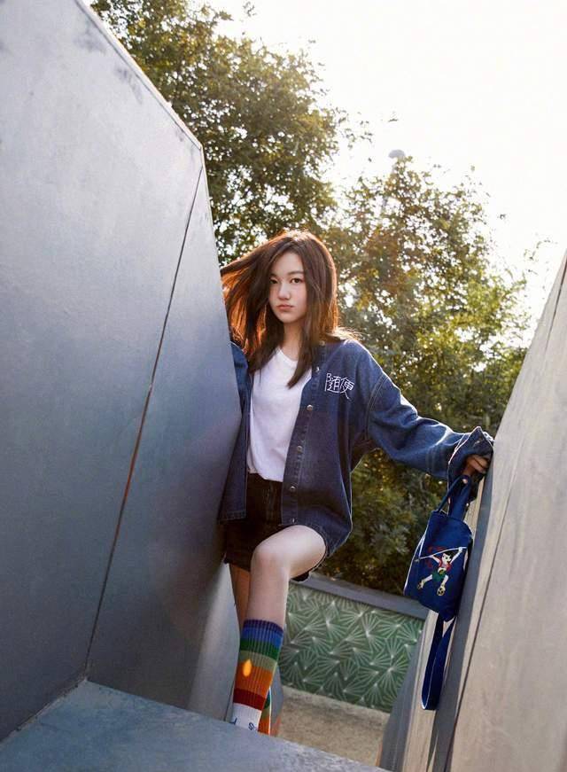 李嫣开新账号罕见晒视频秀正脸再现王菲双麻花辫嘴唇恢复太好