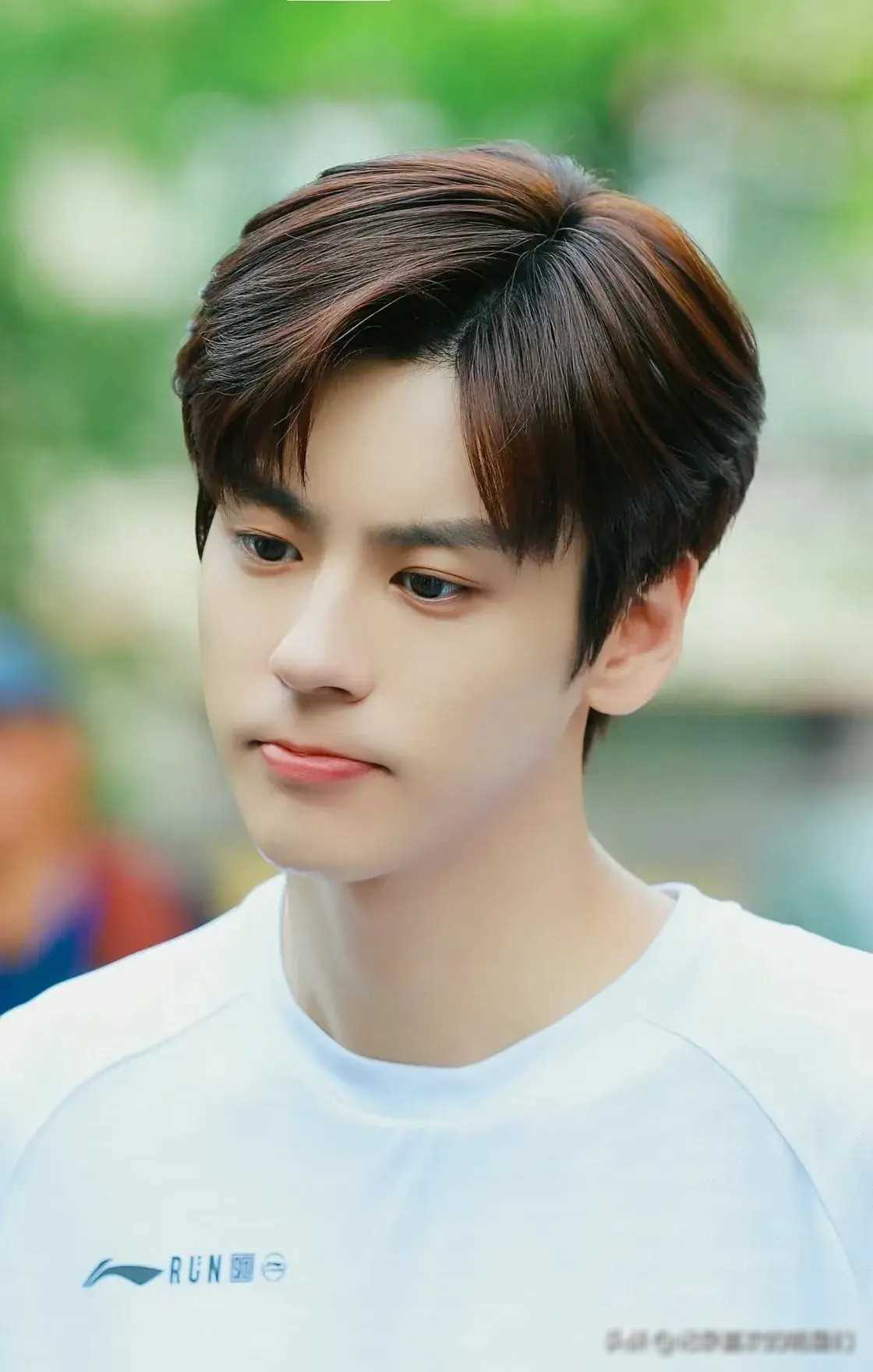 平时,魏哲鸣喜欢运动健身,对自己要求严格,保持着八块腹肌,让人羡慕不