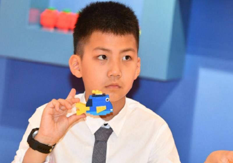 看这张胡皓康穿着白衬衫的样子,一脸严肃的样子