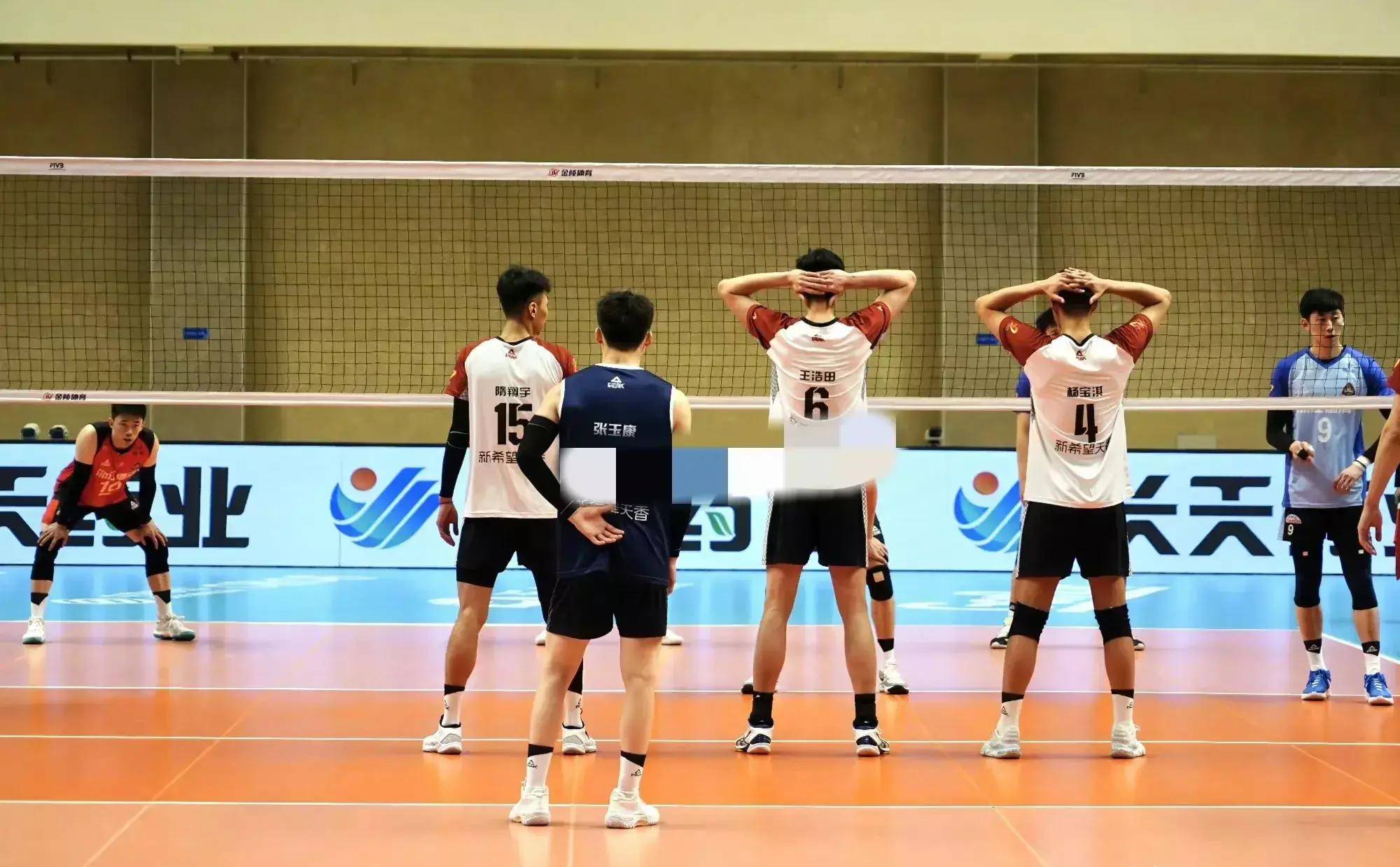 浙江德清男排个人成绩:张冠华:27分(47扣5失误23中2拦网3拦网1发球)