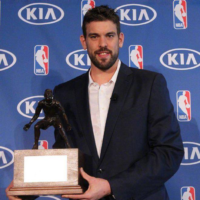 小加33号球衣退役灰熊队史第2人深情致谢大加等名宿见证