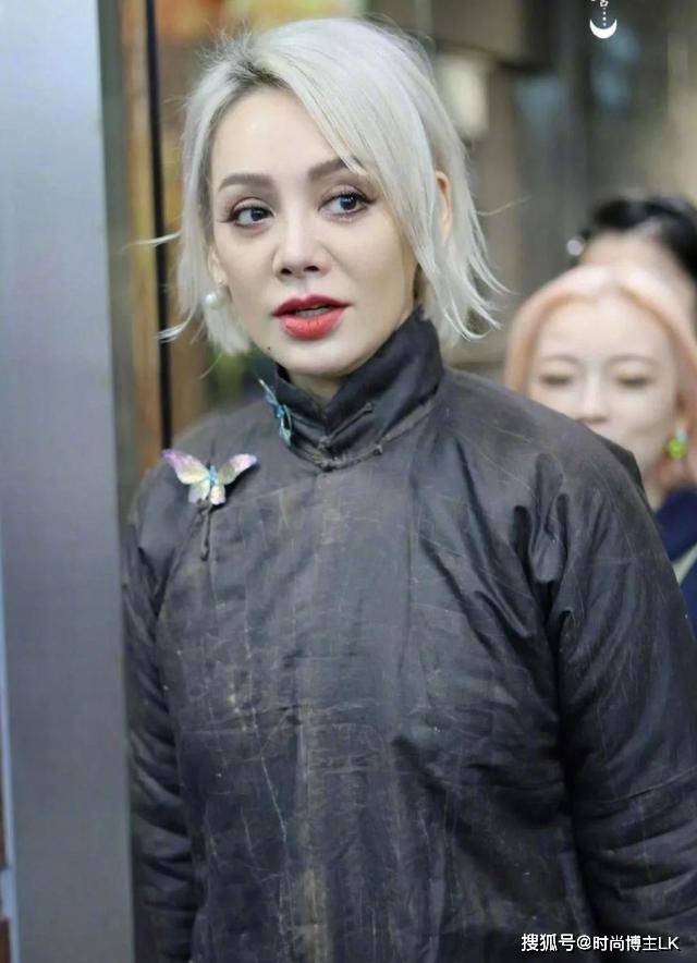 52岁宁静穿"新中式"太丑翻车!网友:像刚从土里挖出来的一样