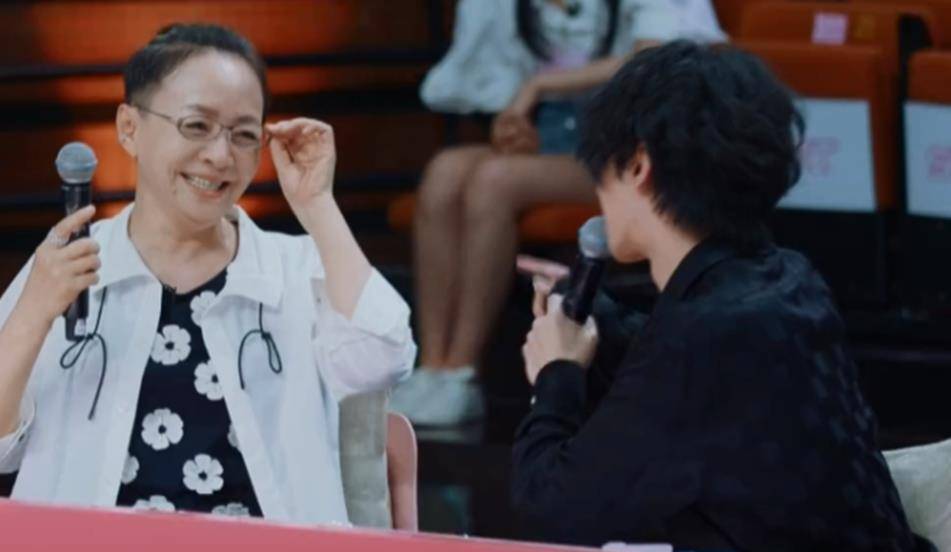 原创叫宋丹丹太生疏叫丹丹不太尊重来瞧瞧华晨宇的叫法