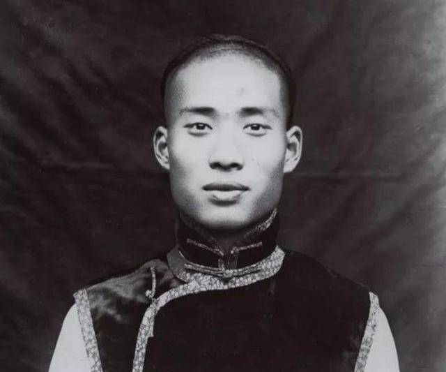 校长去开会,服务员问他坐哪辆车来的?校长拍腿回答"11号"_张伯苓_南开