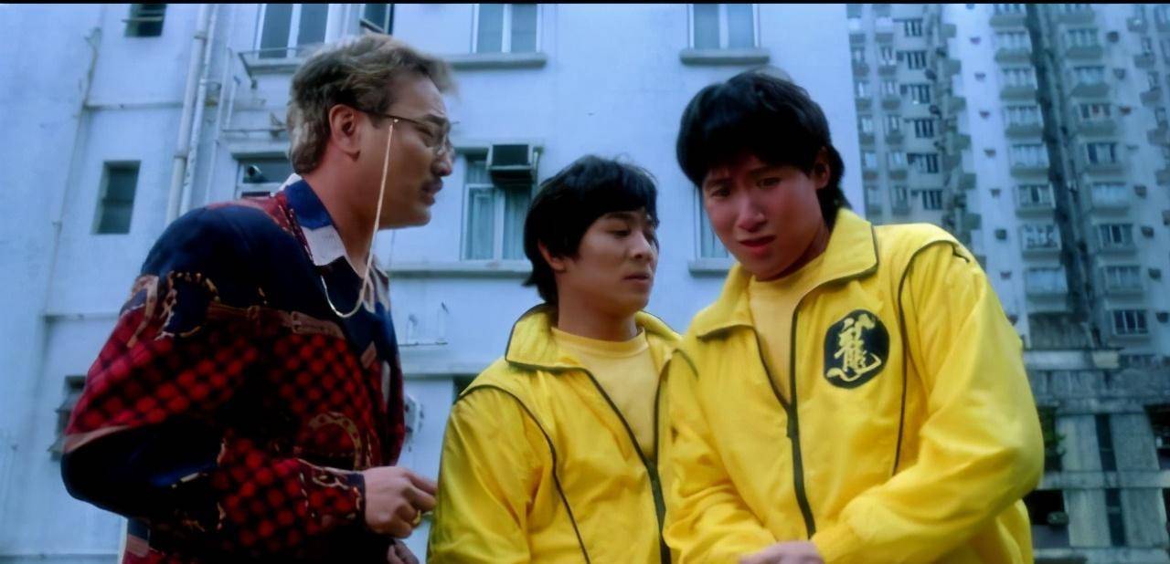 跟随着功夫巨星龙威(张学友饰)做替身.