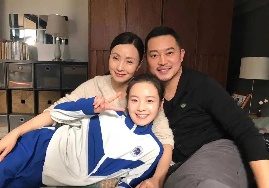 原创同为京圈公主关晓彤跻身一线为何李庚希被喷资源咖