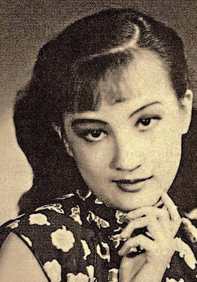 随后,周璇经人介绍加入了明月歌舞团,成为了一名小演员