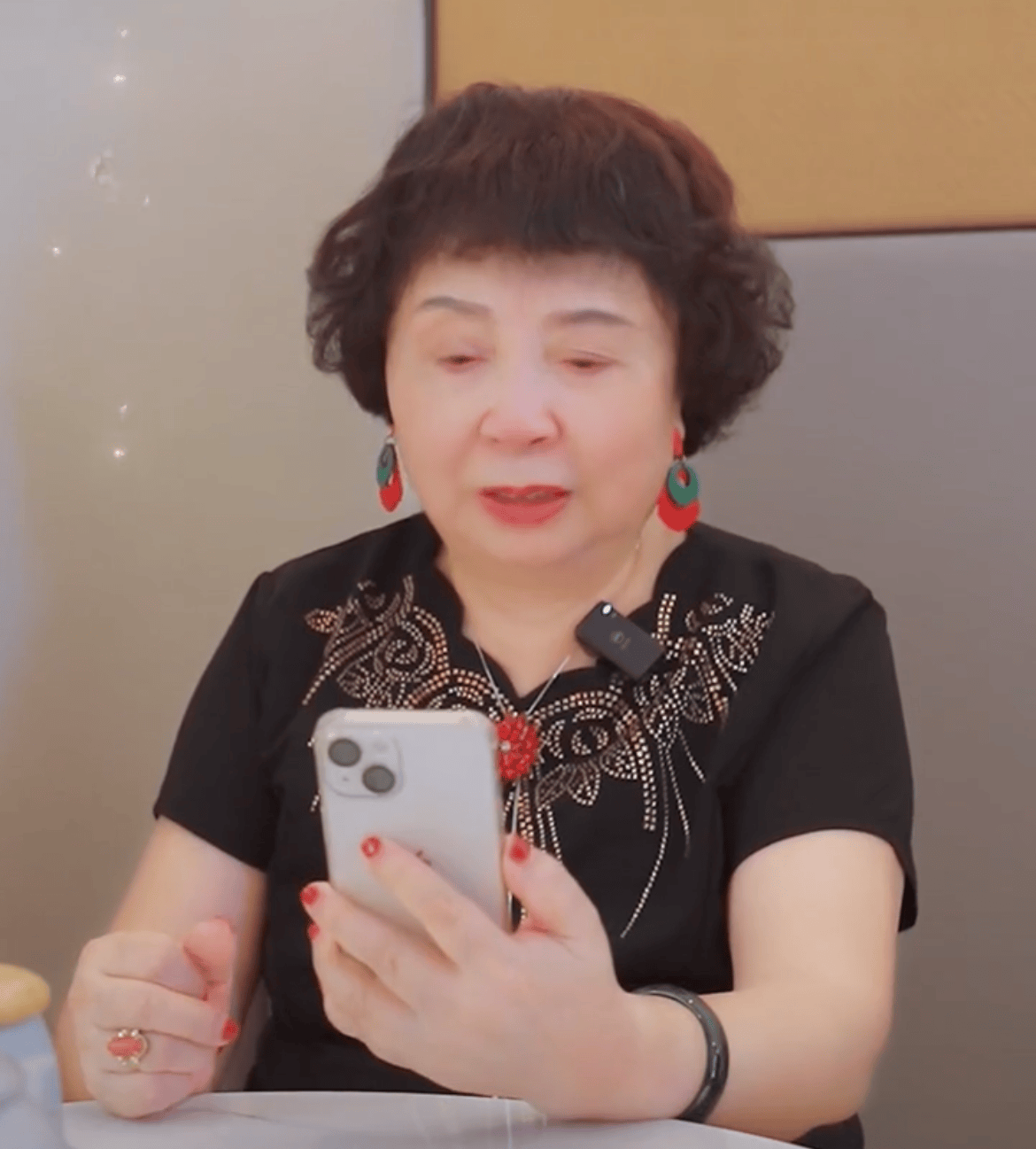 当年决定太对了!74岁盛海琳携14岁女儿悼念亡夫,大女儿28岁去世