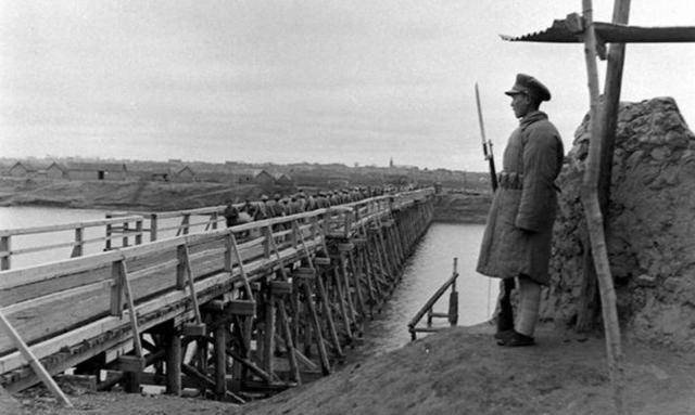 敌保安团前面挡路,红28军军长下令:"抓十几只鸡,搞些油来"