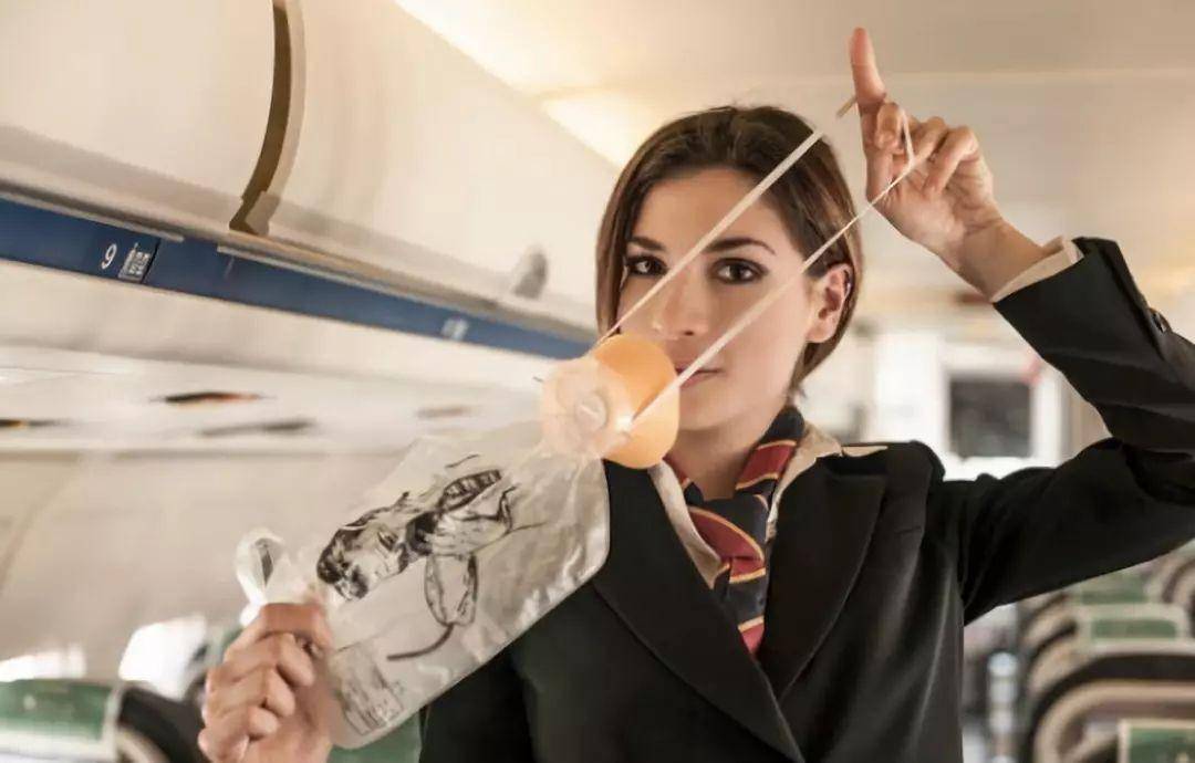 原创飞机在万米高空飞行机舱里的氧气是哪来的供氧原来如此简单