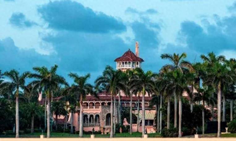 原创18岁巴伦久违露面在庄园待客成全场最帅是爸爸特朗普的翻版