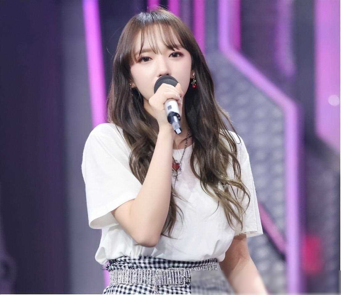 程潇"人间芭比"称号受热议,丰满傲人身材引发美艳风潮_演技_观众_转型