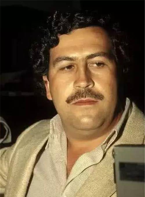 他就是巴勃罗·埃斯科巴,1949年出生于哥伦比亚,埃斯科巴出生贫寒