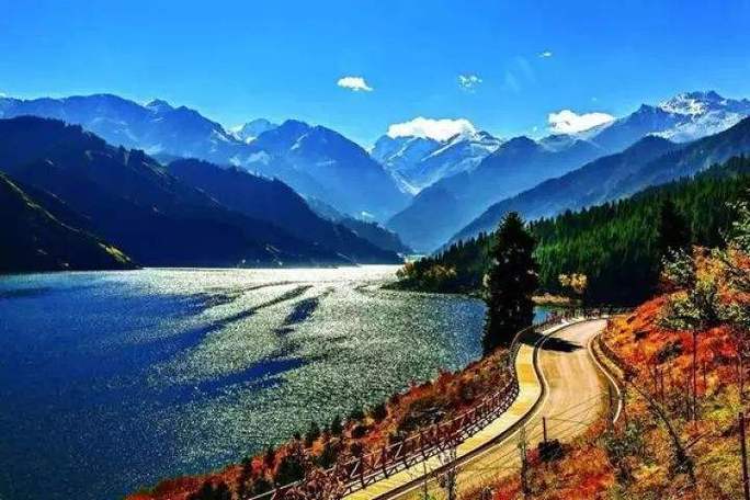 草原天山天池阿勒泰地区禾木草原巴音布鲁克大草原新疆的旅游景点很多