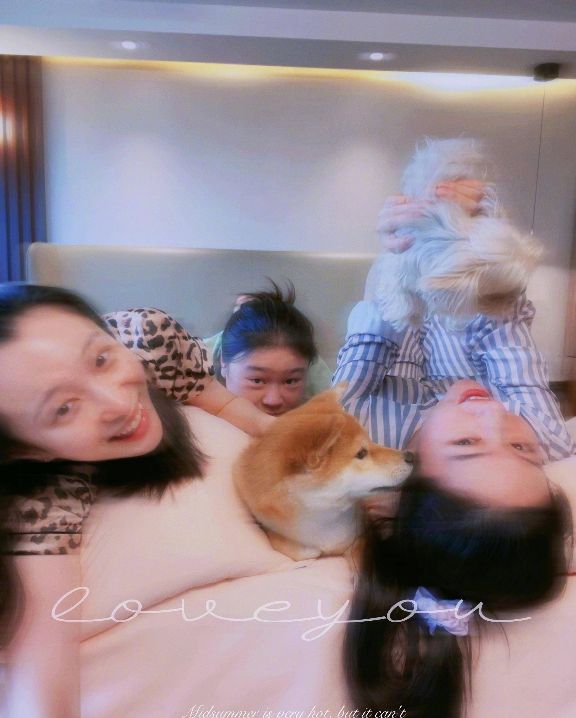 刘亦菲素颜出镜,穿条纹睡衣像病号服,和好友一起聚餐喝红酒