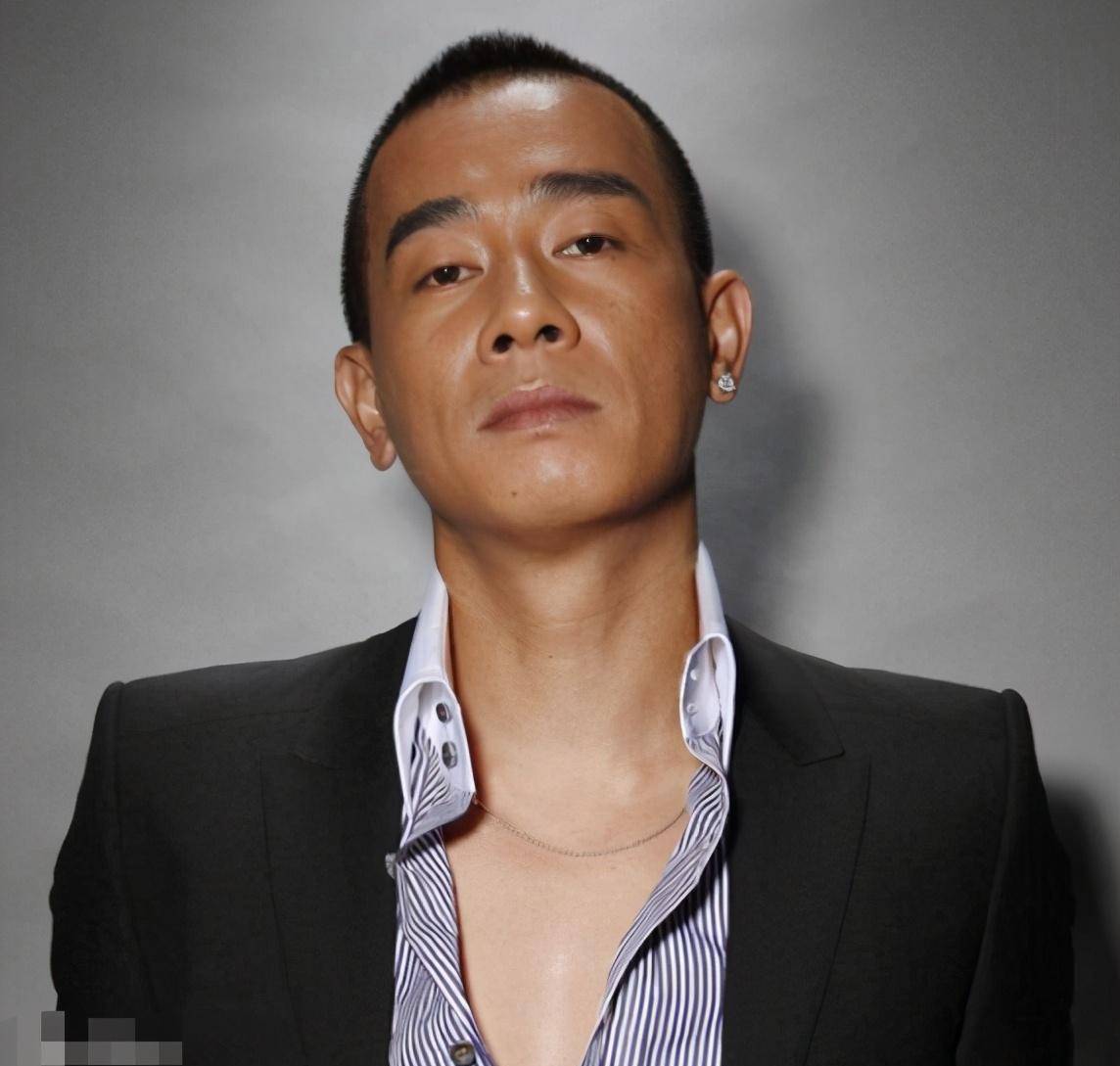 原创陈小春从穷三代到家财万贯弟弟的离开成他一生的痛